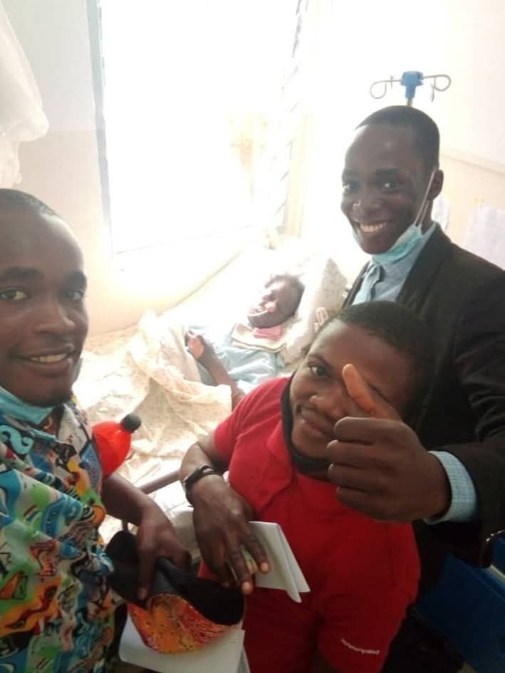 An Ayodah volunteer with a donor and patient at a hospital ward after a completed donation.